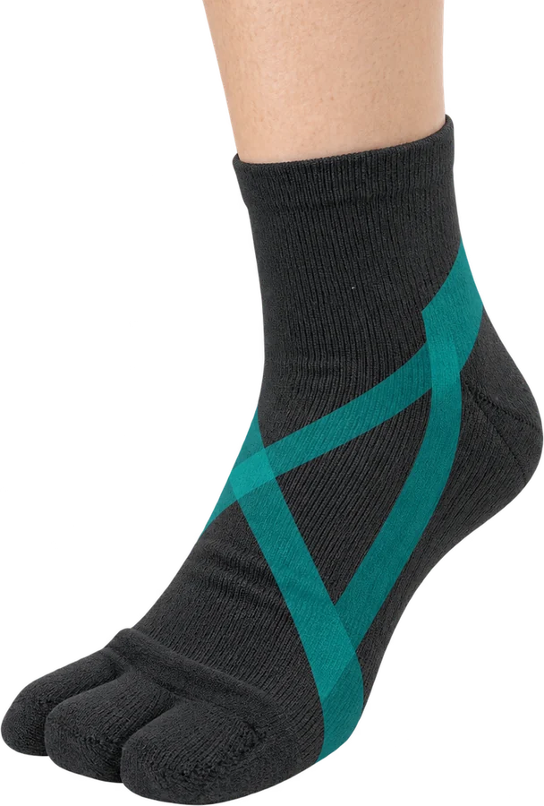 ASHITO SOCKS の甲から足首にかけての8の字のクロステーピングを青緑で示したイメージ